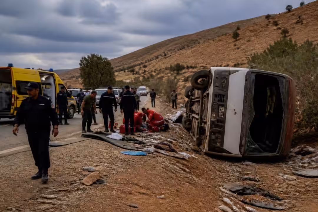 un troisième accident de bus mortel en une semaine bouleverse l'algérie, suscitant inquiétude et appels à renforcer la sécurité routière.
