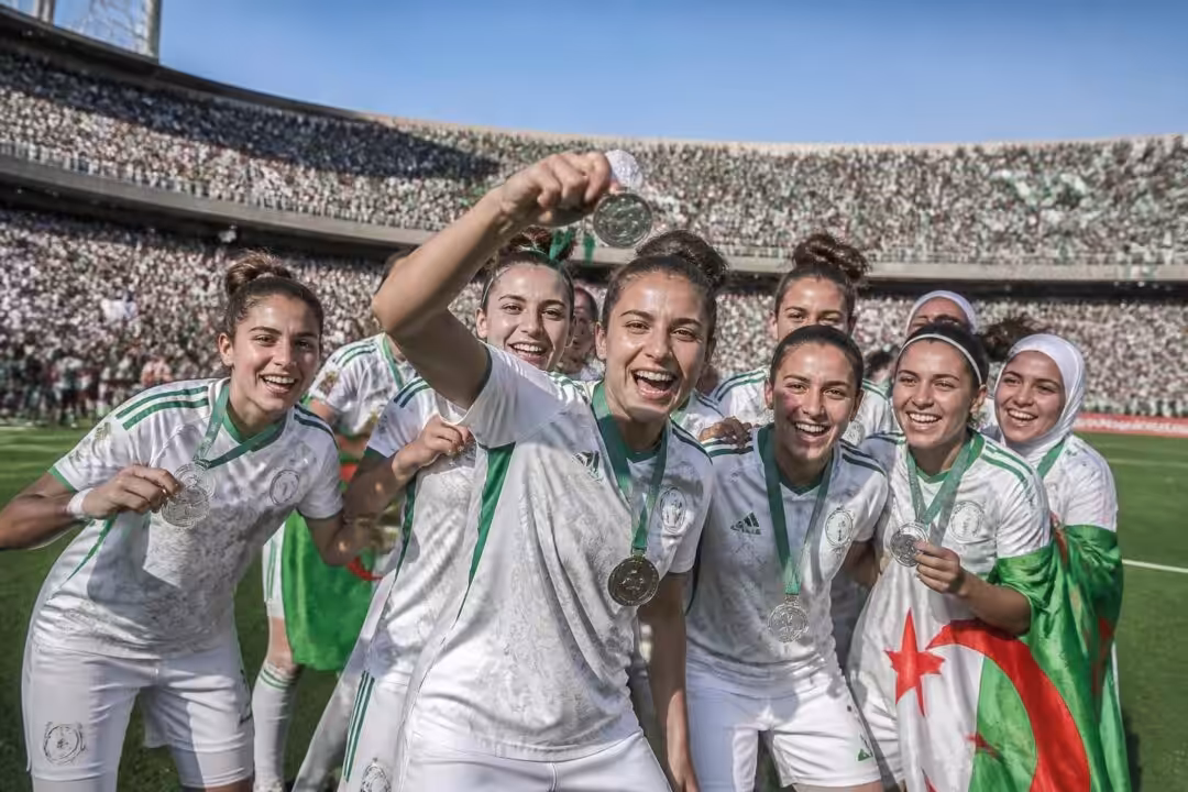 découvrez comment l'équipe féminine d'algérie a encore brillé lors de la can féminine 2026 en remportant une seconde récompense après leur médaille de bronze.