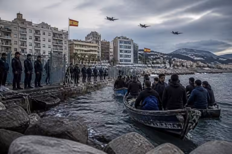 analyse approfondie de la crise à ceuta et de l'escalade des tensions entre l'espagne, le maroc et l'algérie, explorant les enjeux géopolitiques et les répercussions régionales.