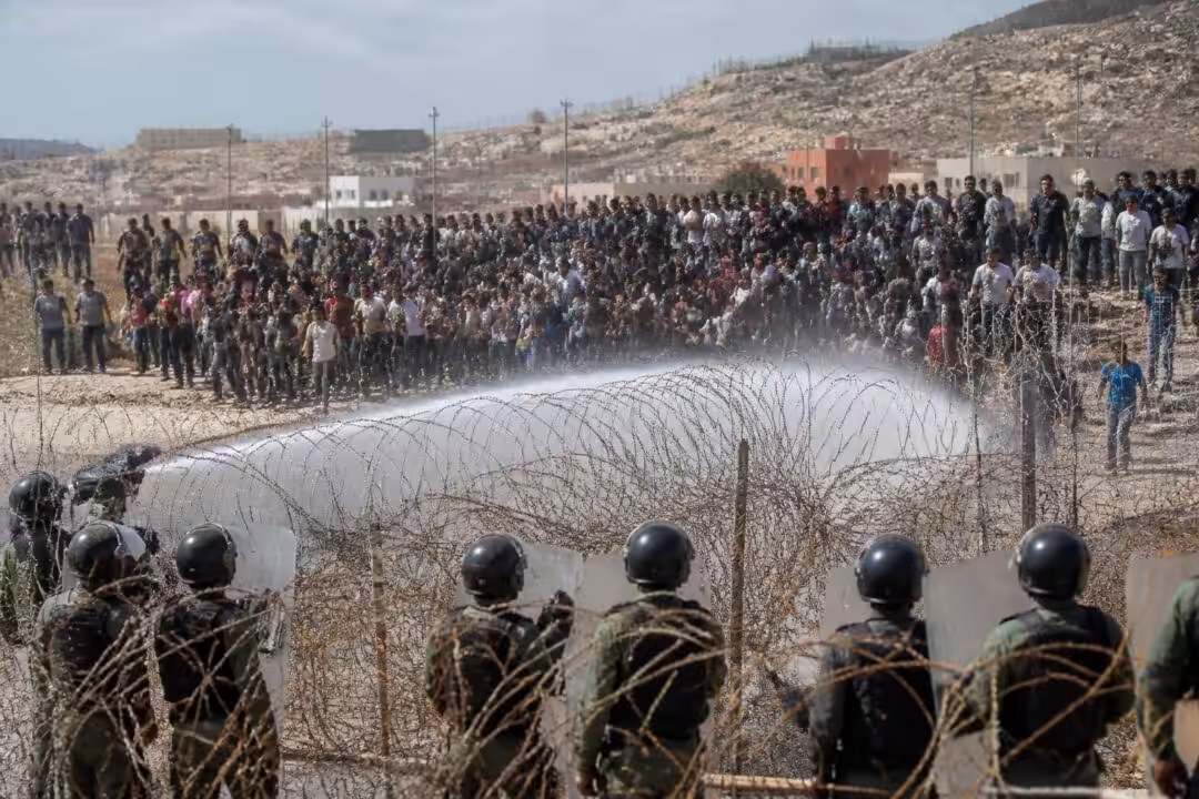 face à la crise migratoire à ceuta, le maroc renforce ses mesures de sécurité en déployant des canons à eau et en installant des barbelés tranchants.