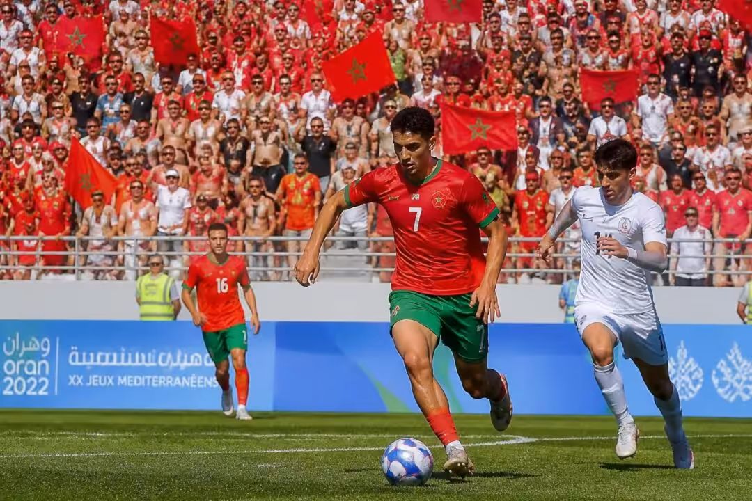 découvrez comment le maroc a brillé aux jeux méditerranéens en décrochant sa place en demi-finales après un duel intense et haletant. une performance sportive à ne pas manquer !