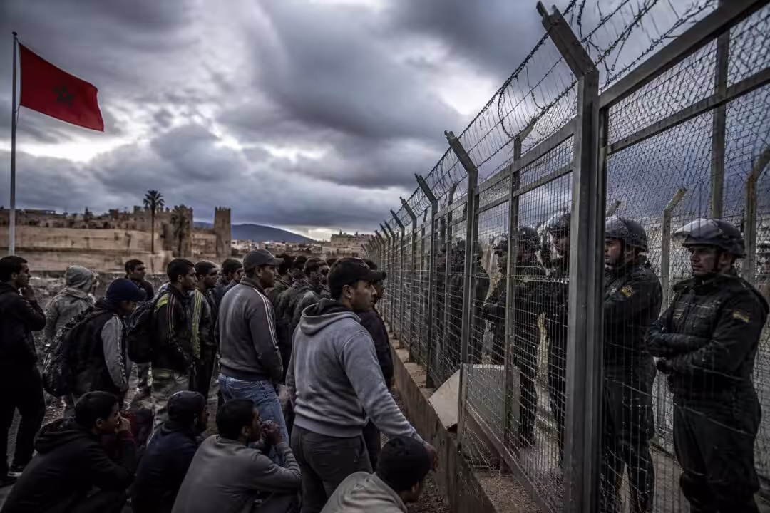 le maroc condamne les violences commises par les forces espagnoles à ceuta contre les migrants et réaffirme avec force sa souveraineté sur la région.