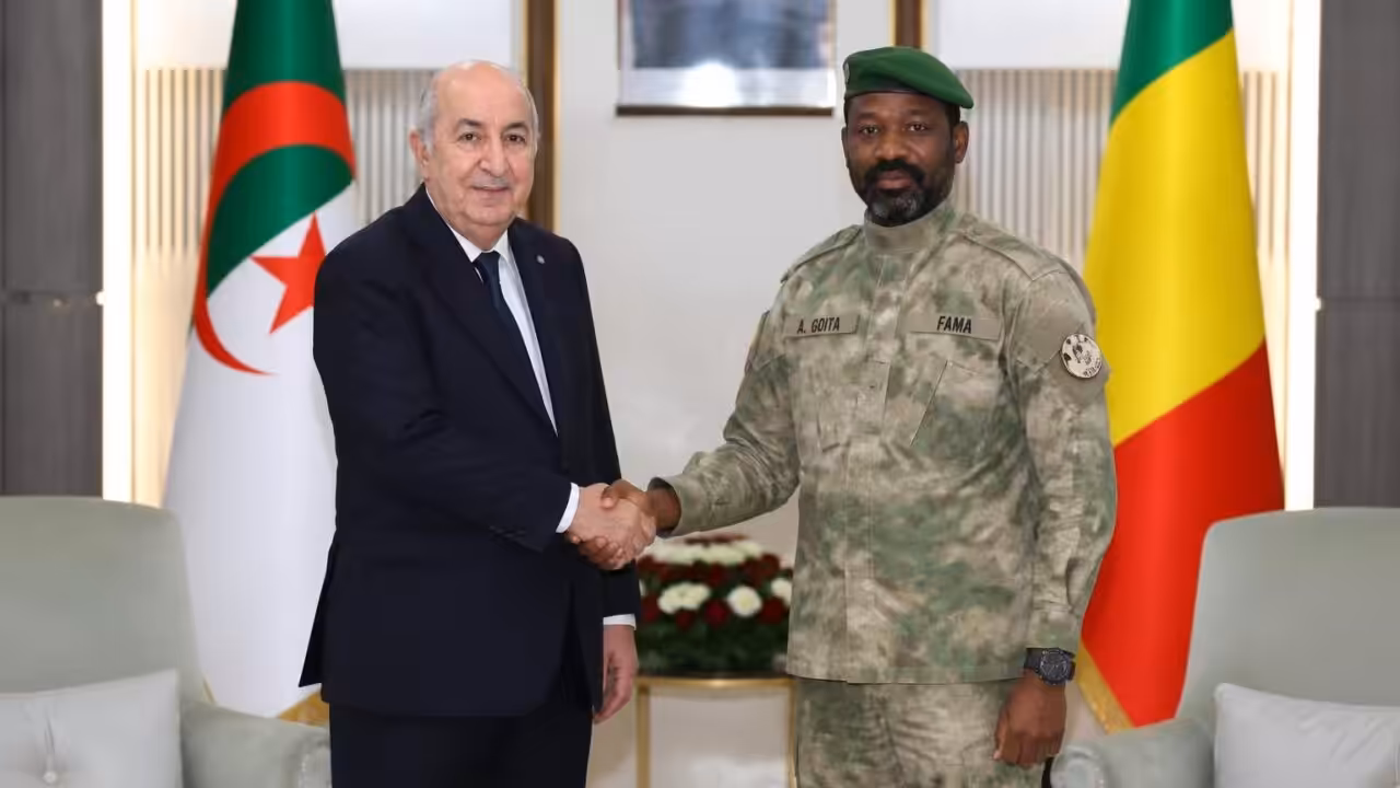 Le président algérien Tebboune convie le général malien Goïta à Alger pour apaiser leurs tensions