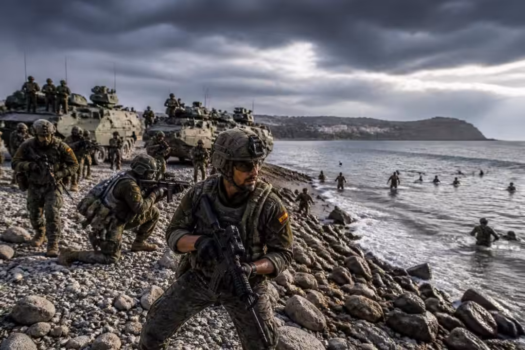 découvrez comment l'espagne réagit fermement à l'invasion de ceuta par le maroc, une situation tendue aux enjeux diplomatiques majeurs.