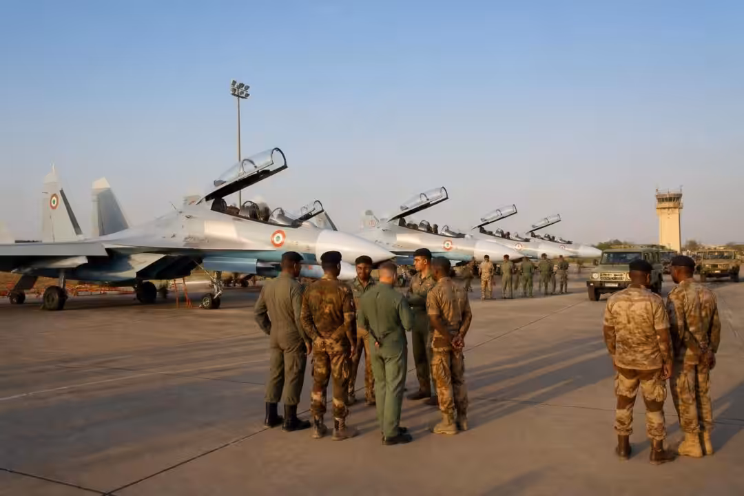 quatre avions de combat soukhoï su-30 ont été livrés à niamey par l'algérie dans le cadre d'un renforcement militaire suite à la crise au niger, marquant une étape importante dans la coopération sécuritaire régionale.
