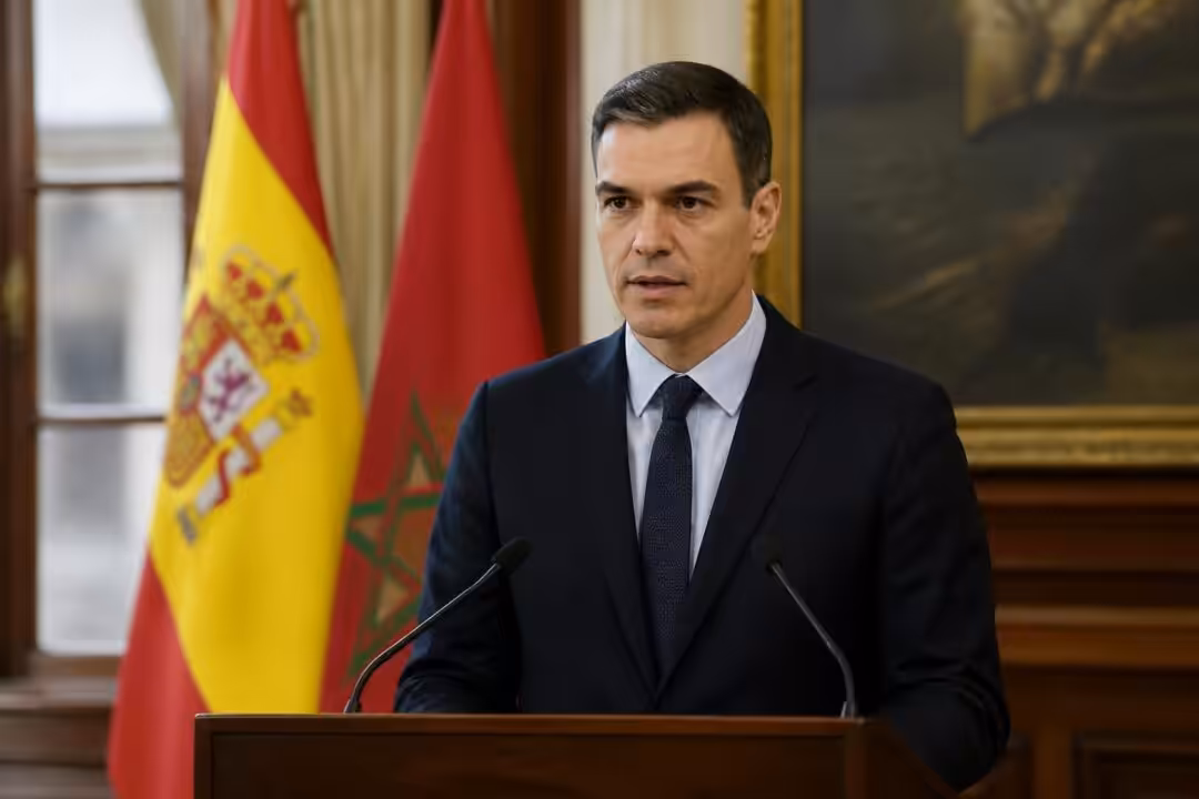 le président sánchez défend le maroc dans la crise de ceuta et condamne la diffusion de fausses informations, appelant à une approche plus factuelle et responsable.